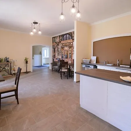 Illaberek Panzio Guest house *