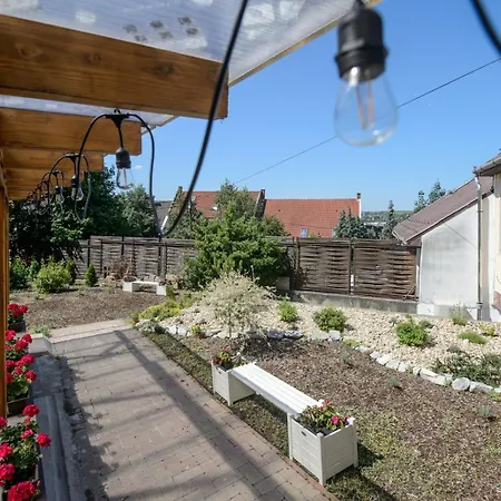 Illaberek Panzio Guest house *