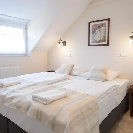 Illaberek Panzio Guest house *